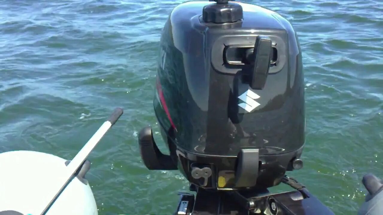 5 4 тактный. Suzuki four stroke 9. Как обкатать лодочный двухтактный мотор в бочке. Видео лодочного мотора сузуки. Suzuki 2.