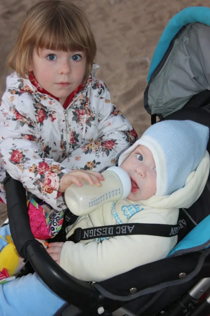 Старшие дети помогают младшим. Мама кормит ребенка. Покормил сестру. Кормлю брата. Завтрак школьника.