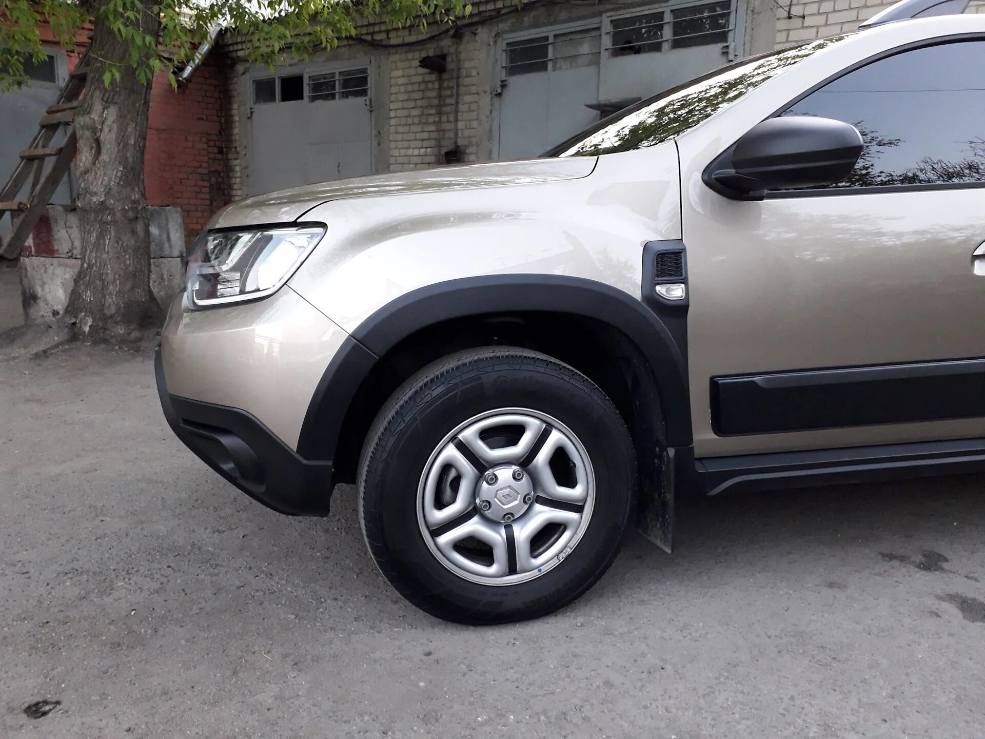 Расширители дастер. Расширители арок Рено Дастер 2012. Renault Duster расширители арок. Расширители арок Дастер 2021. Расширители колесных арок Рено Дастер.