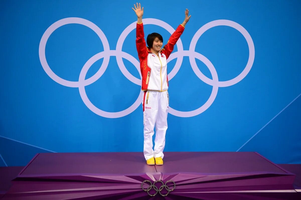 Пьедестал олимпийских игр лыжник. Олимпиада соревнования. Ореол над олимпийским пьедесталом. Пьедестал для награждения олимпиада. Ореол над олимпийским пьедесталом.