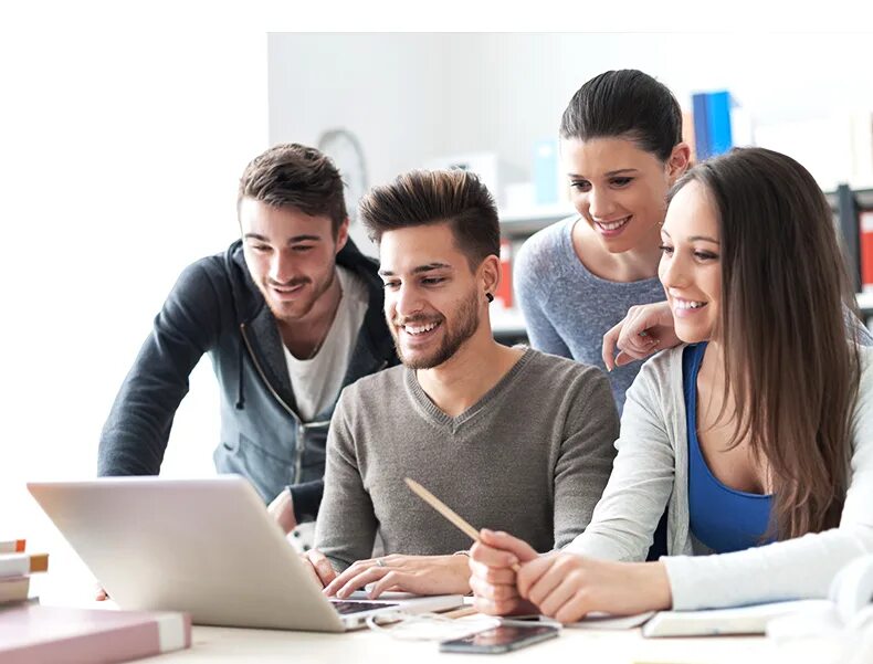 Стажировка для студентов. Студенты общаются. Встреча подростков. Студенты. Образовательный туризм.