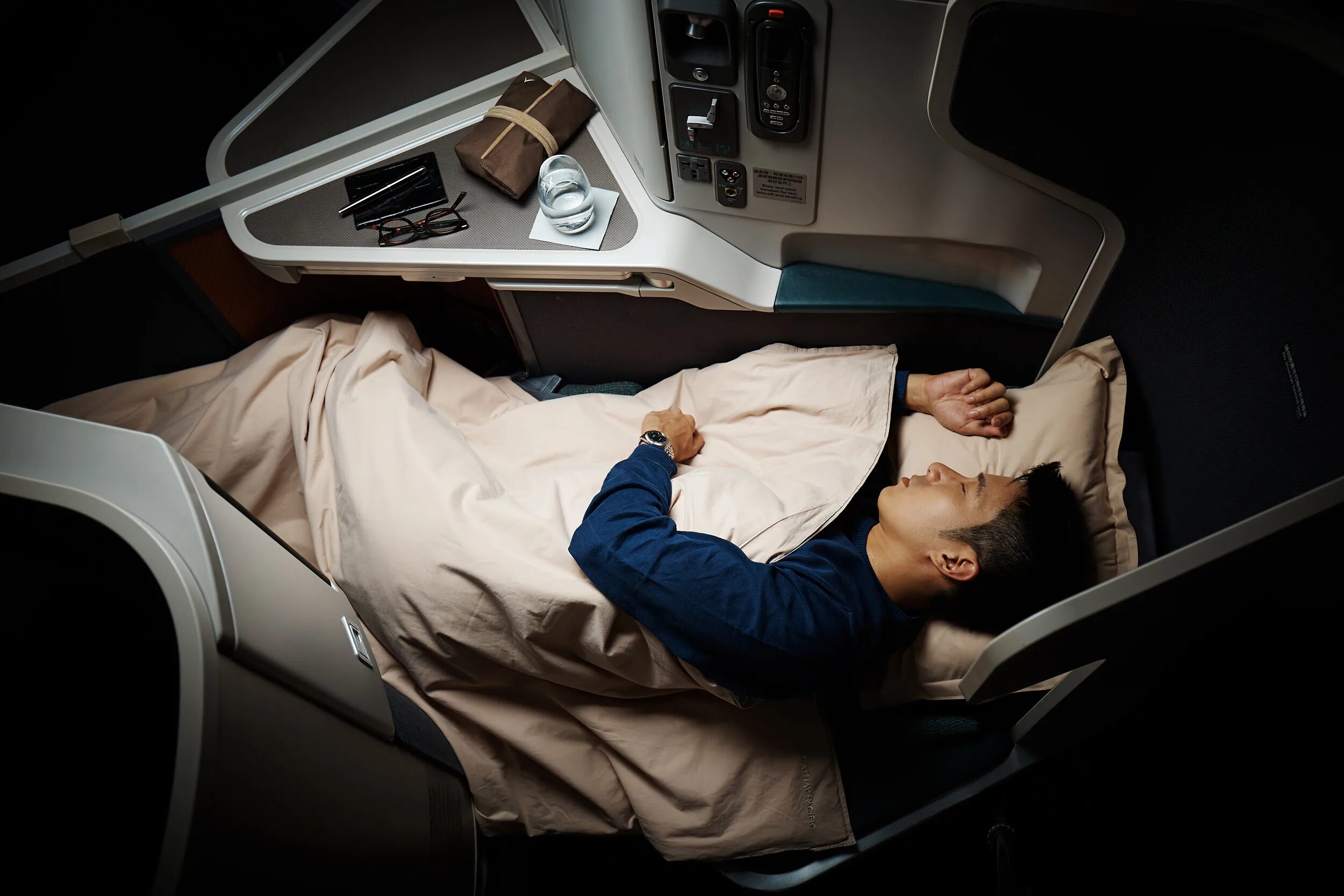 Бизнес класс иванов. Cathay Pacific Business class. Бизнес класс в поезде Кореи. Сомнительный бизнес класс. Полет в самолете бизнес класс Эстетика.