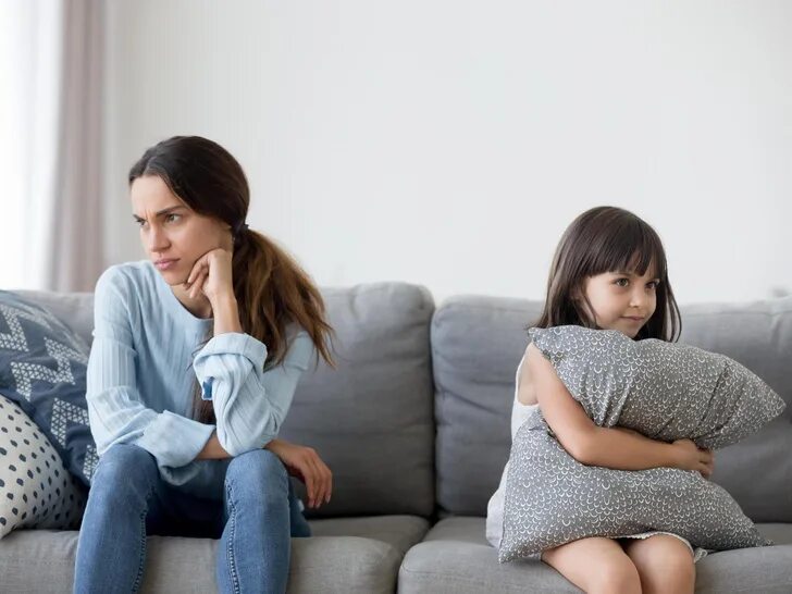 Маму на диване видео. Мамы на диване фотосессии. Depression Family. Женщина 40+ плохо себя чувствует. Группа хуже, чем дети.