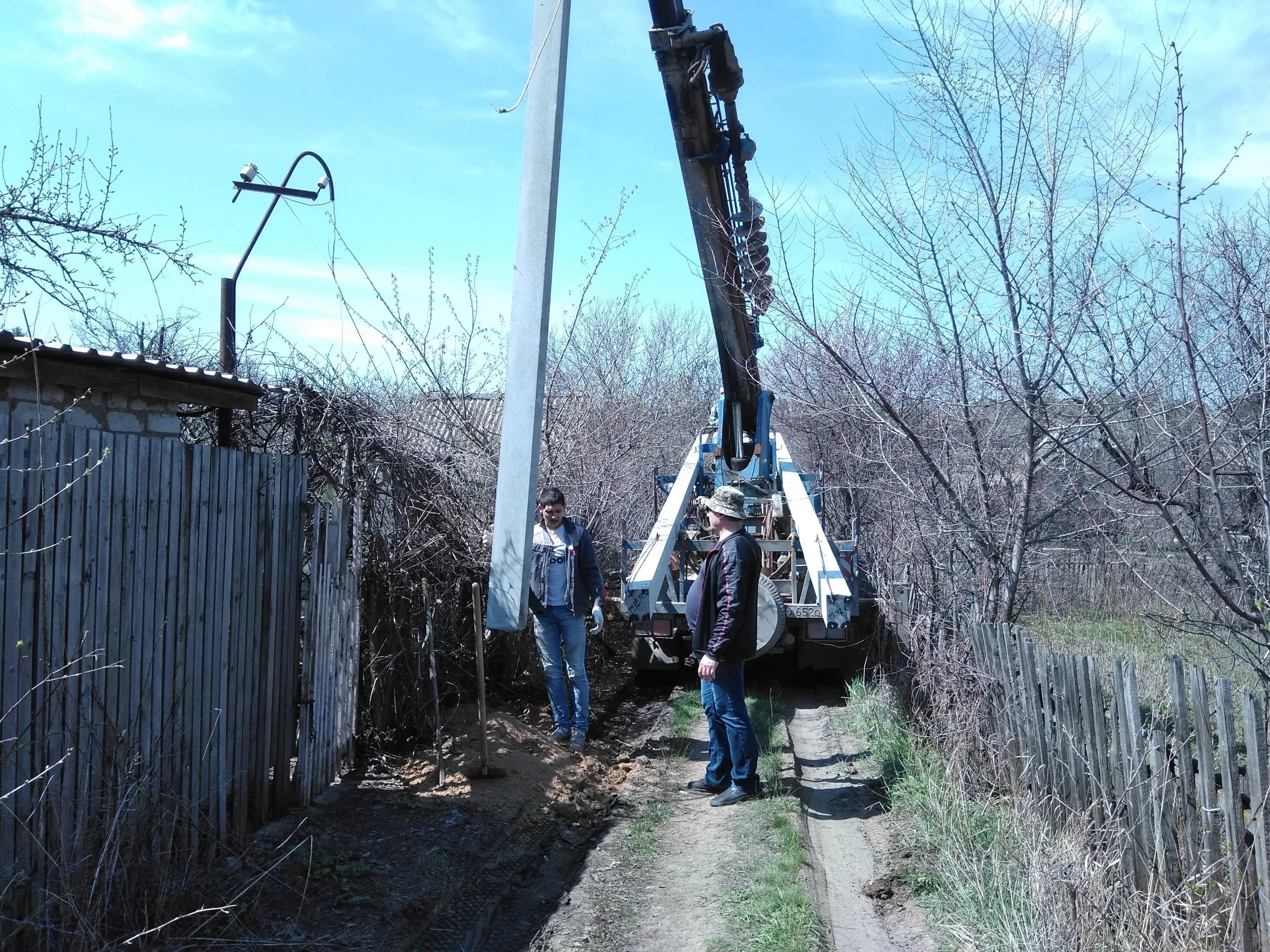 Деревянные столбы лэп. Ангарск снт луч-2. Волгаэнергосеть-снт. Снт луч челябинская область. Волгаэнергосеть снт волгоград.