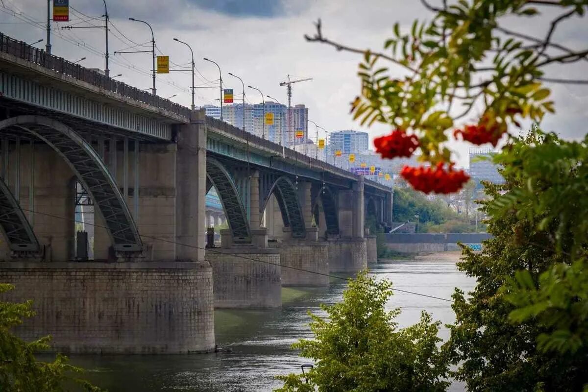 Октябрьский мост Новосибирск. Октябрьский мост через Обь. Октябрьский мост Новосибирск сбоку. Новая мост Октябрьский Новосибирск.