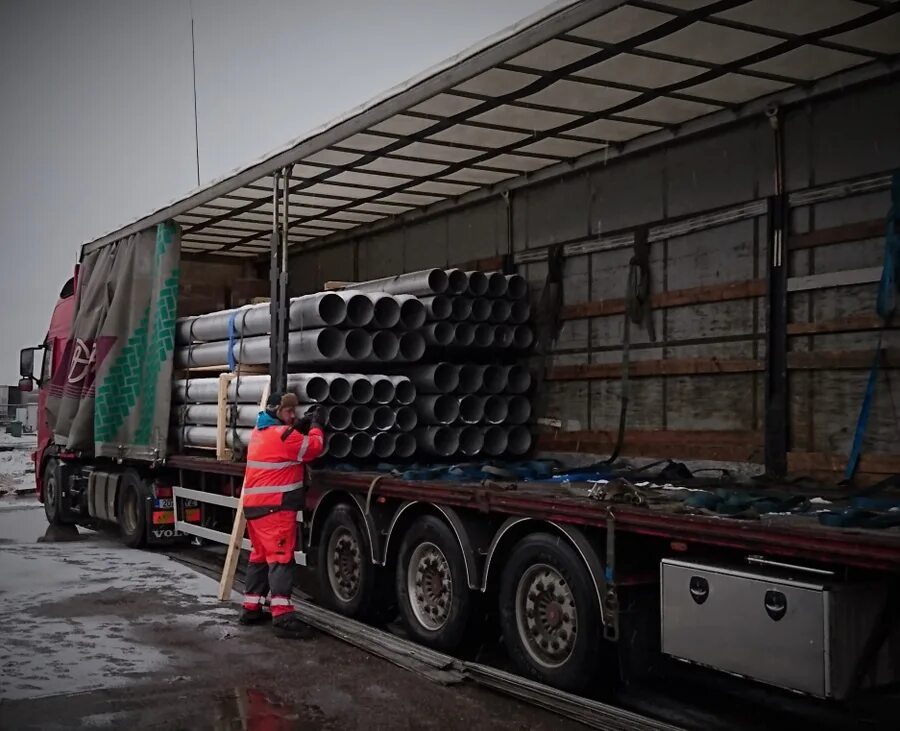 шторный полуприцеп грюнвальд. трехосный полуприцеп-сортиментовоз ts-683. Kogel cargo бортовой с кониками. металлическая обрешетка шмитц. полуприцеп кегель лесовоз.