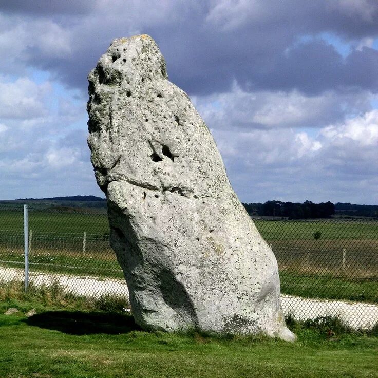 Stones википедия. Стоунхендж пяточный камень. Пяточный камень (Heel Stone). Пяточный камень (Heel Stone) Стоунхендж. Камни в Сыктывкаре Стоунхенджа.