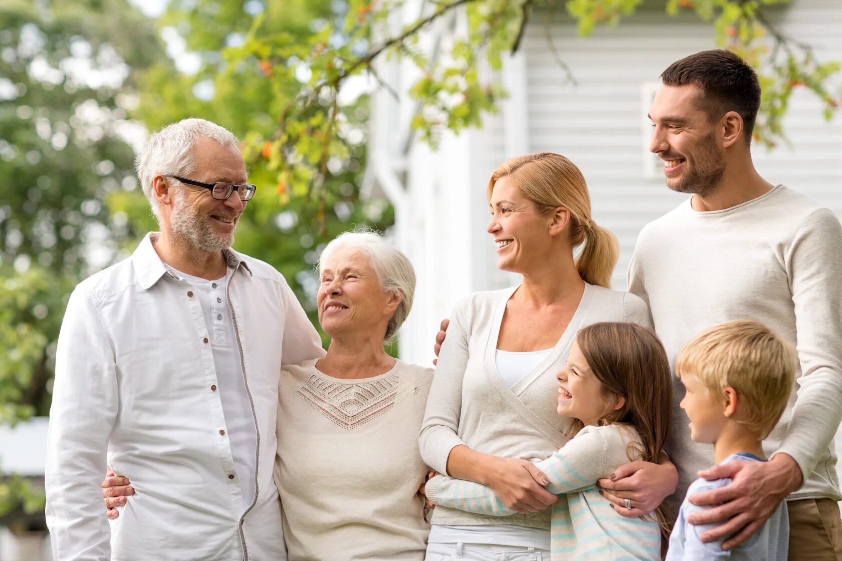 Do your grandparents. Дети с родителями. Счастливая семья с родителями. Ребенок в семье. Портрет счастливой семьи.