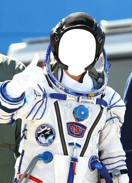 Фотошоп космонавт вставить лицо. Космонавт для вставки лица. Фотомонтаж космонавт. Рамка космонавт для вставки лица. Космический скафандр для фотошопа.