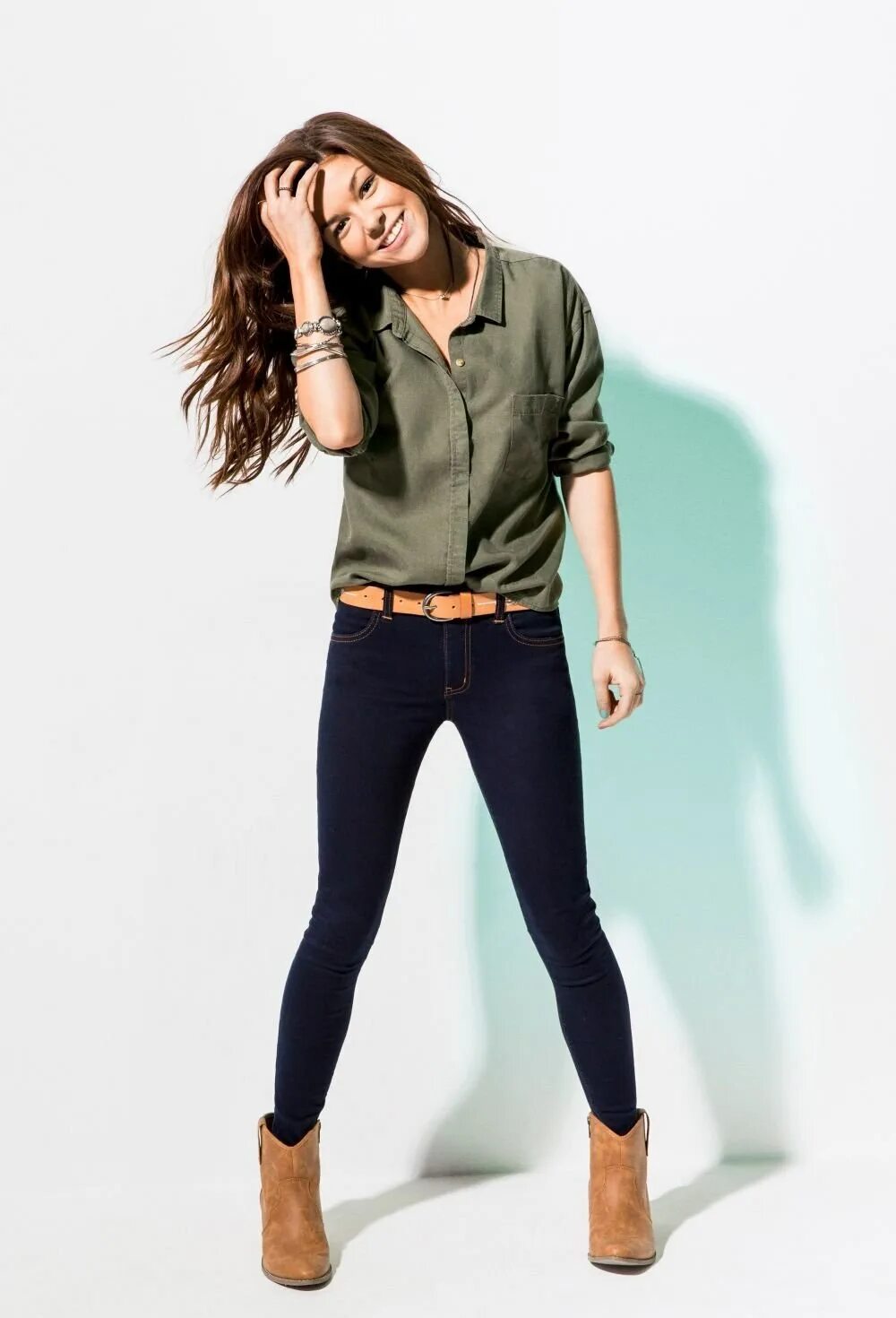 Можно ли ходить в джинсах в школу. Зеленая рубашка и джинсы. Черные джинсы и хаки рубашка. Женские джинсы и салатовая рубашка. Синие джинсы и зеленая рубашка.
