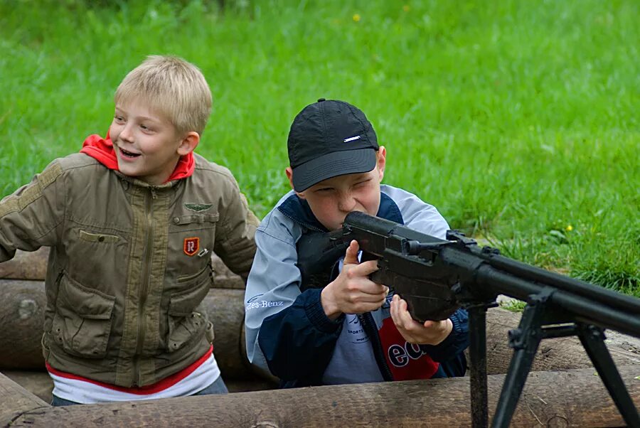 Фото игра в войнушку. Call of duty 4 modern warfare. Лазертаг игра. Cod modern warfare 3. Детские войнушки.