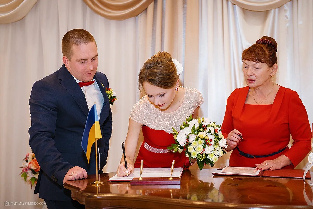 Платье на регистрацию брака без торжества. Торжественная церемония в загсе. Неторжественная церемония бракосочетания. Калининский загс неторжественная. Торжественная и неторжественная регистрация брака.