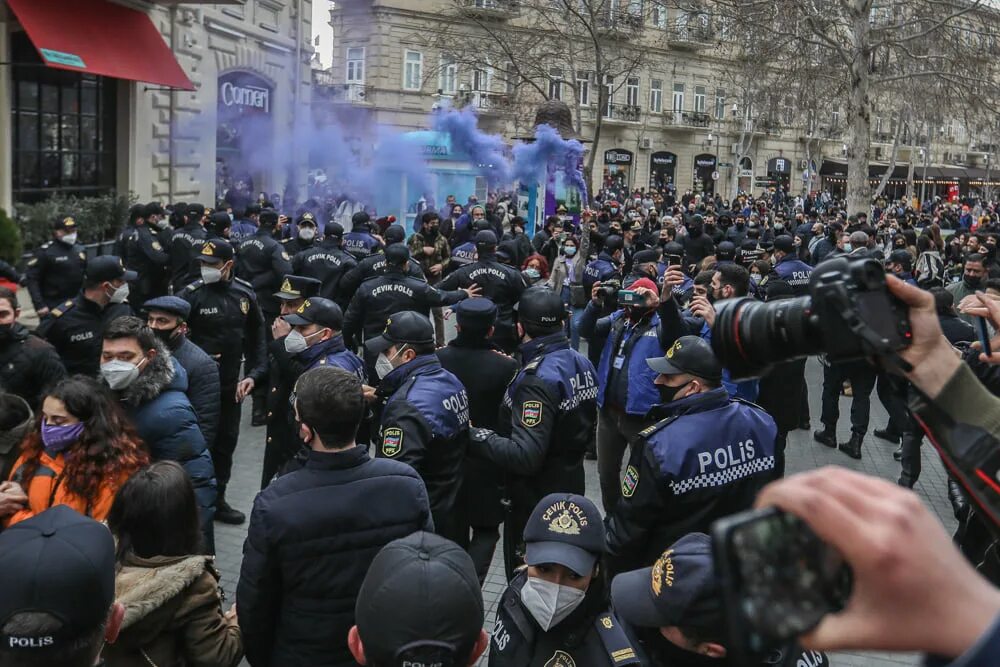 Парень заехал в центр митинга феминисток