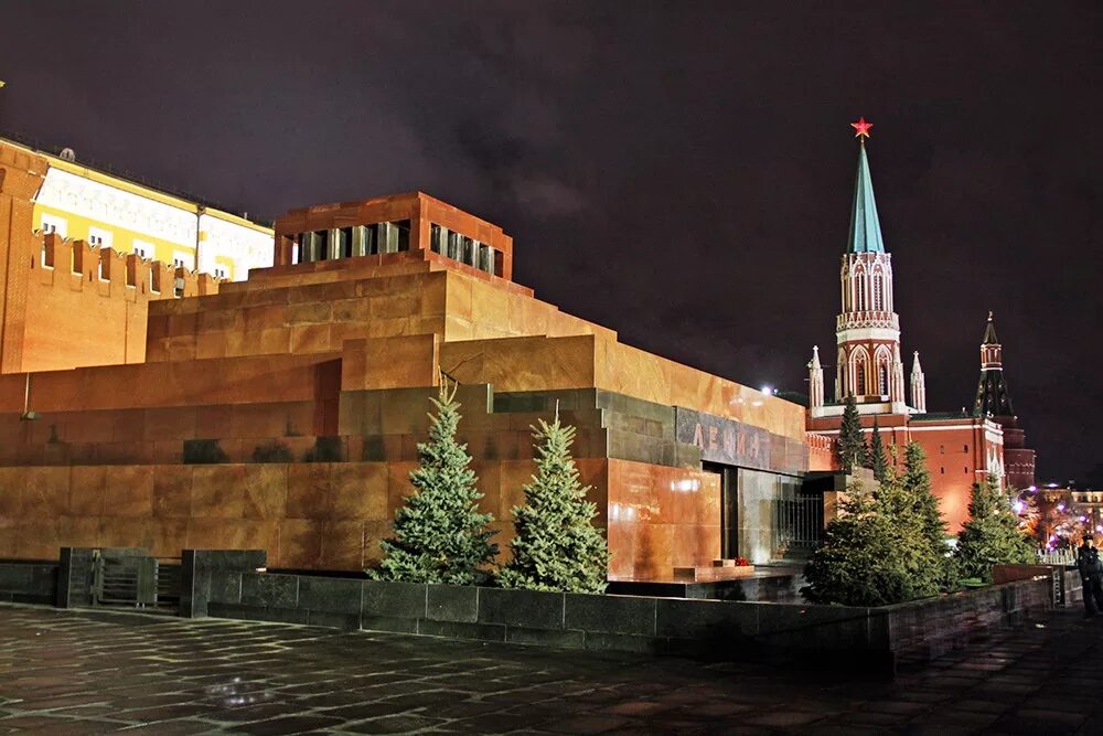 Мавзолей в.и Ленина на красной площади в Москве. Мавзолей Ленина в Москве. Ленин на красной площади в мавзолее. Кремлевские ленин