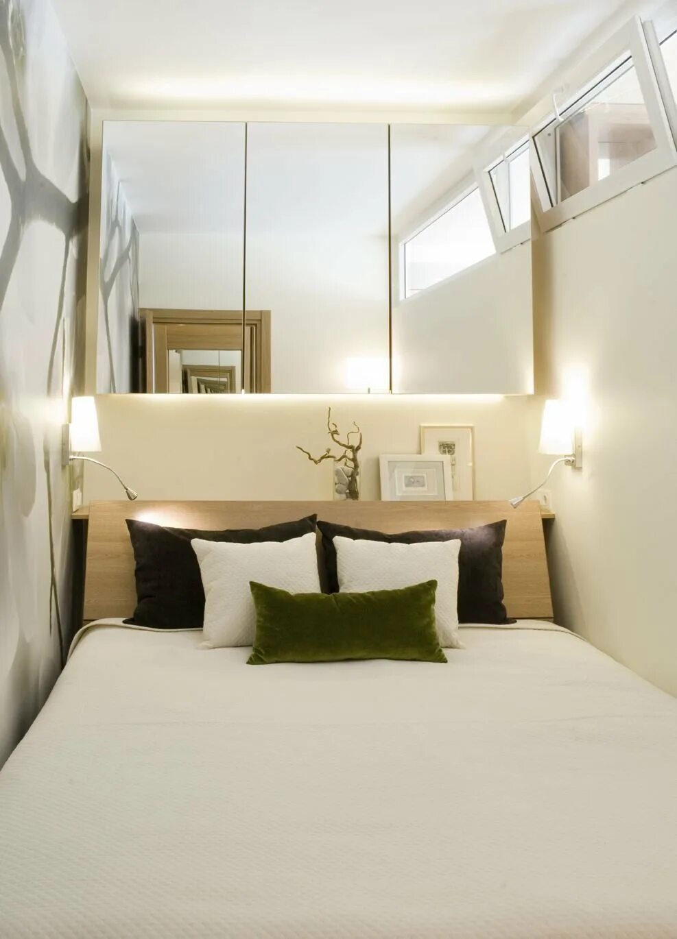 Комната без окон читать 4. Гардероб в спальне. Уютная маленькая спальня. Интерьер узкой спальни. Комната без окон читать 4.