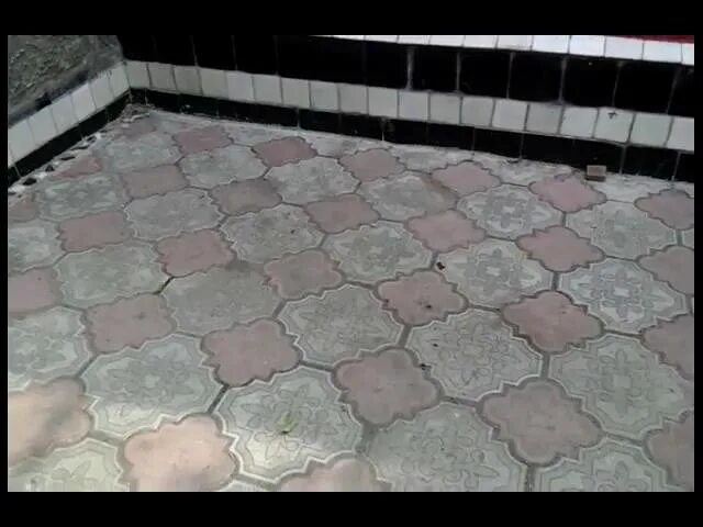 Белый налет на тротуарной плитке. Пятна на тротуарной плитке. пятно на брусчатке. тротуарная плитка после дождя. чистка брусчатки.