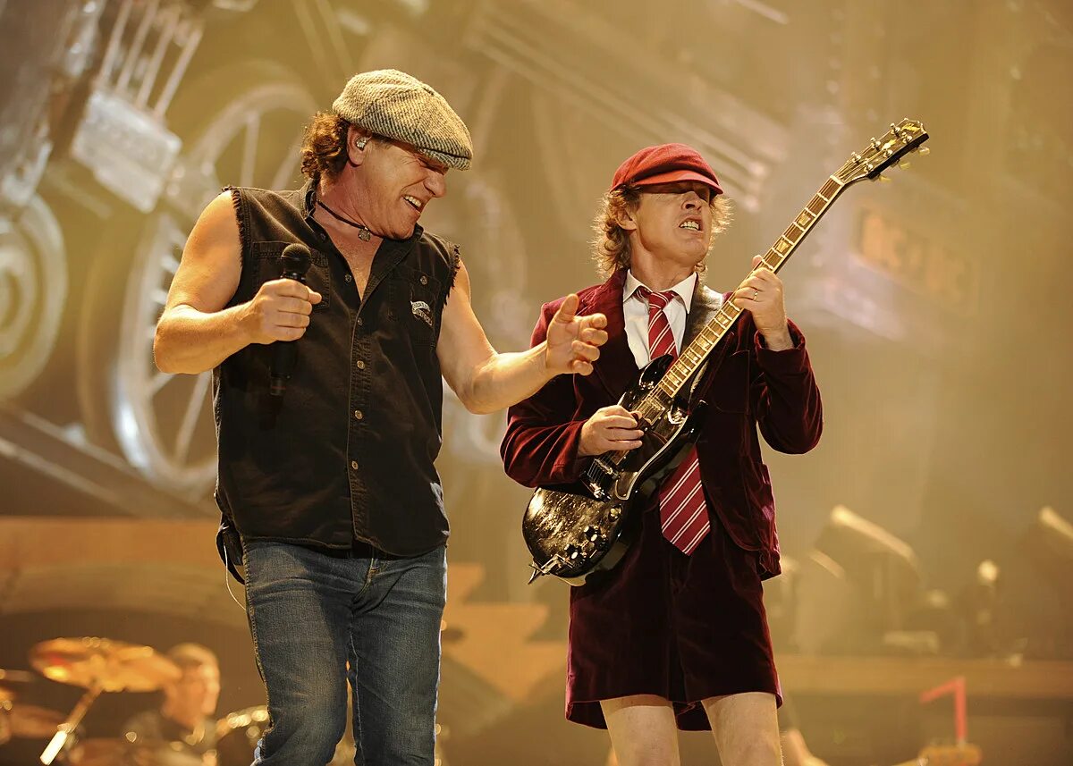 Слушать музыку рок групп. AC/DC группа. AC/DC группа последние. Рок группа Эйси ДИСИ. Солист группы Эйси ДИСИ.