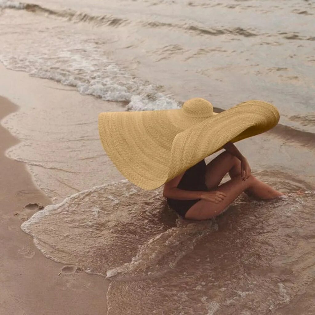 Соломенная шляпа Jacquemus. Пляжная шляпа. Девушка в шляпе на море. Соломенная шляпа на пляже. Шляпа на пляже