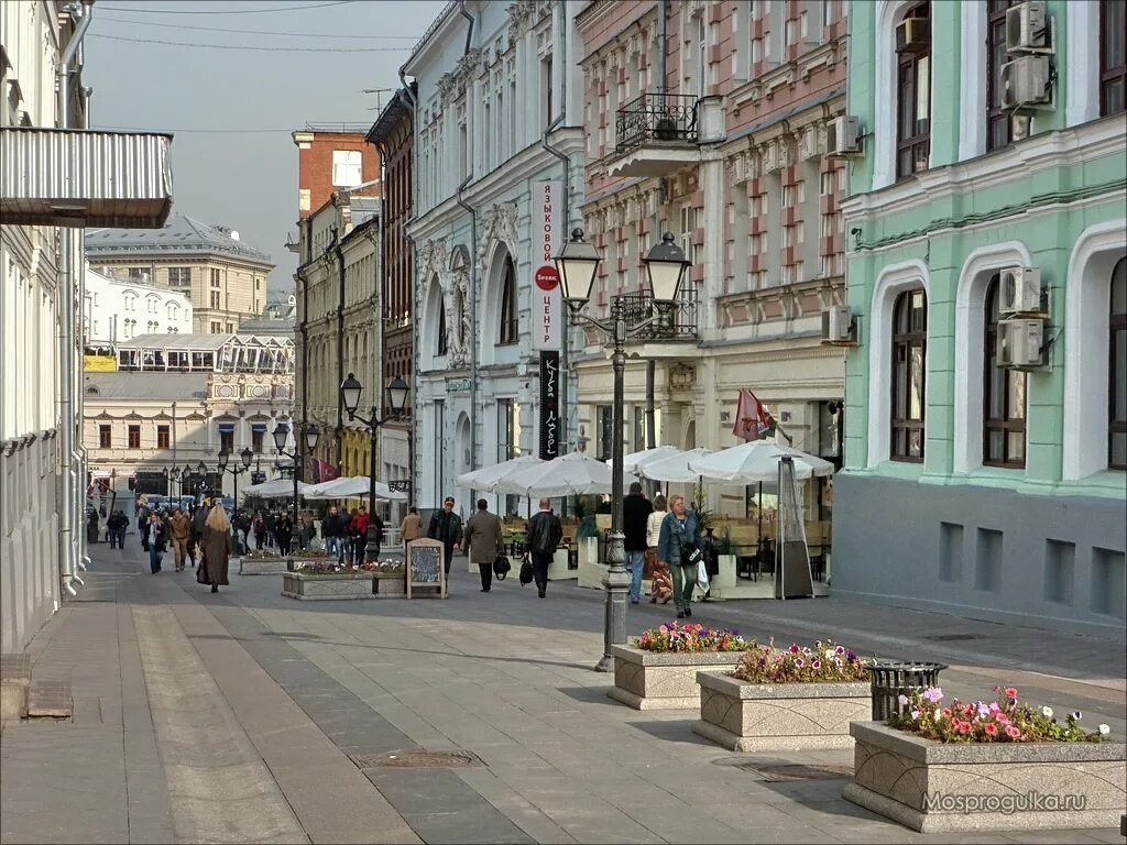 Москва прогулка домами. Улица кузнецкий мост москва. москва пешеходная улица кузнецкий мост. кузнецкий мост арбат. переулки кузнецкого моста.