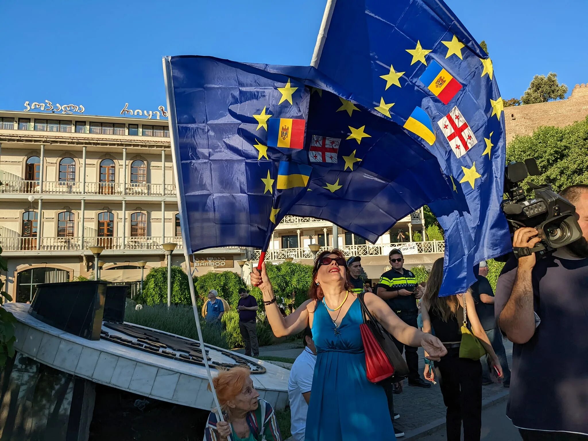 Грузия вступает. Грузия Евросоюз. Грузия это Европа. Россия и ЕС. Флаг Грузии и ЕС.