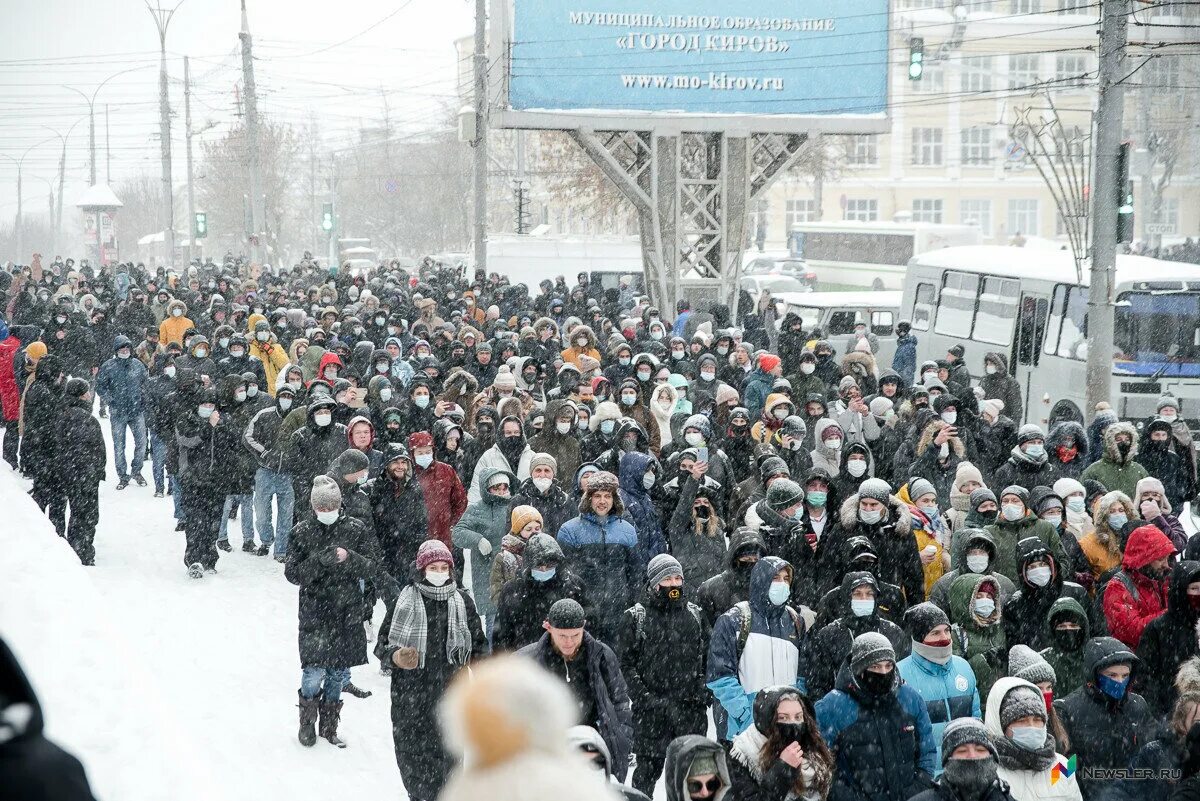 Навальный на митинге фото. Митинг Навального 23 января. Протесты в Кирове. Митинг в поддержку Навального. Митинг почему и