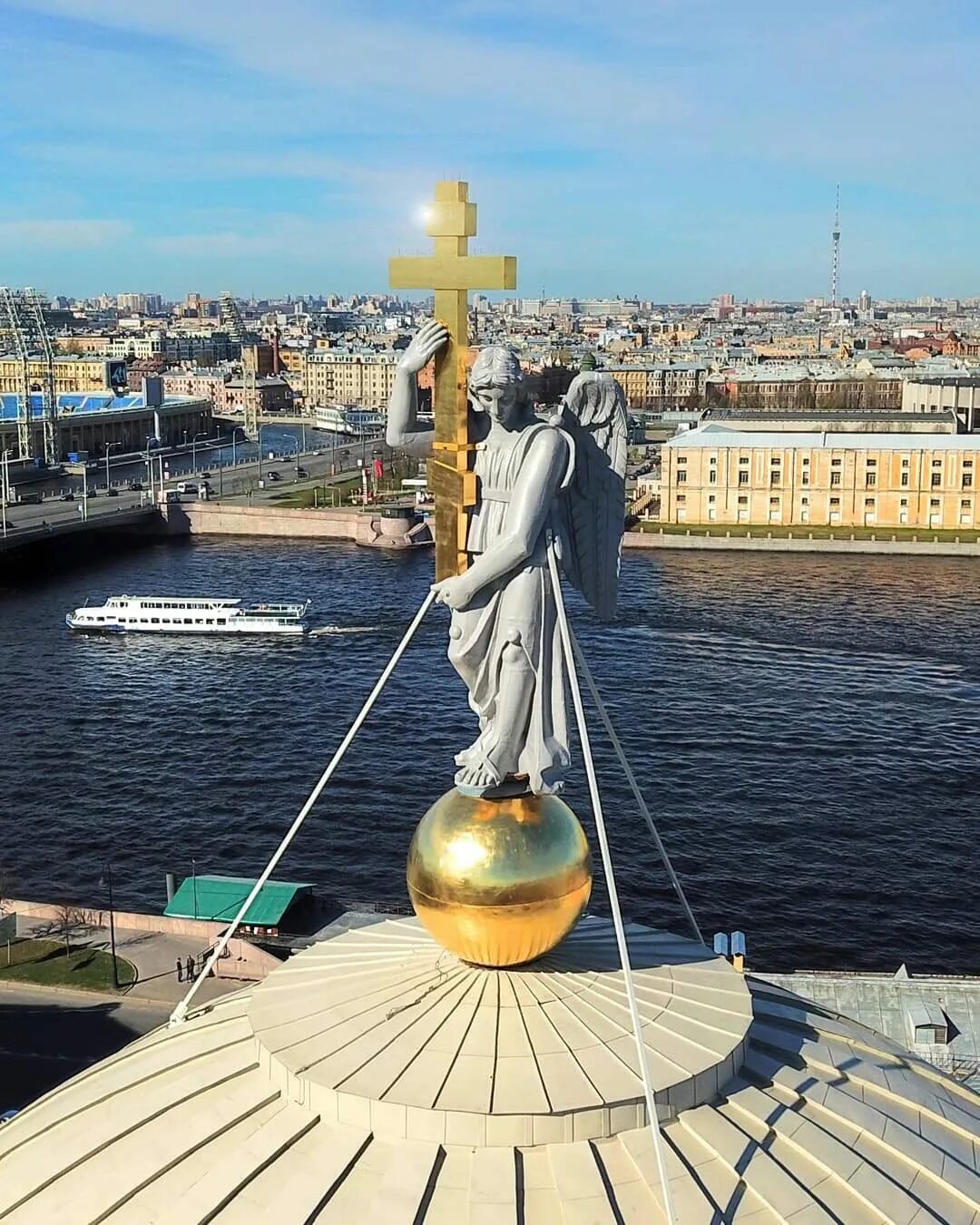 Храм Святой Екатерины в Санкт-Петербурге на Васильевском острове. Ангел на церкви Святой Екатерины на Васильевском острове. Ангел на куполе церкви Святой великомученицы Екатерины. Ангел на соборе Святой Екатерины великомученицы в Петербурге. Святая на васильевском острове святой