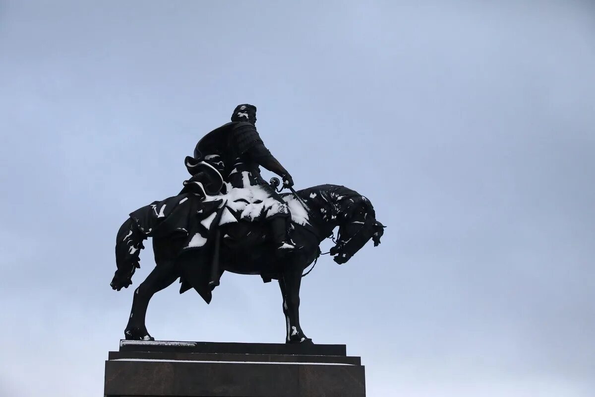 Где памятник александру невскому в нижнем новгороде. Памятник Александру Невскому в Нижнем Новгороде. Памятник Александру Невскому на стрелке в Нижнем Новгороде. Памятник князю Александру Невскому в Нижнем Новгороде.