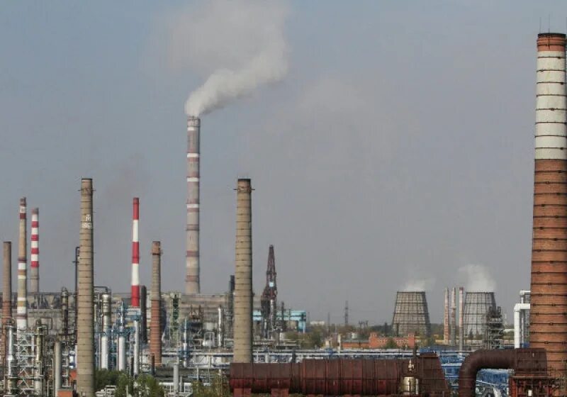 Омская экономика. Промышленность Омска. Омский нефтеперерабатывающий завод выбросы. Омск промышленный центр. Промышленность города Омска.