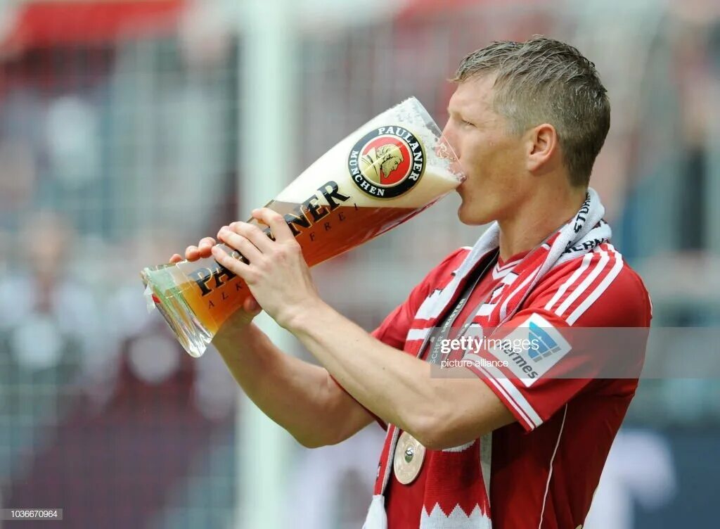 Томас мюллер с пивом. Алкаш футболист. Дринк ватер футболист. Пьющие футболисты. Томас мюллер и бастиан швайнштайгер.