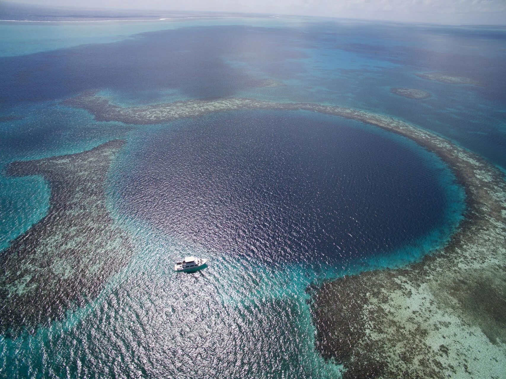 Самое большое глубокое. Белизский Барьерный риф и большая голубая дыра. Белизский Барьерный риф Белиз. Большая голубая дыра, Лайтхаус-риф. Юкатан полуостров большая голубая дыра.
