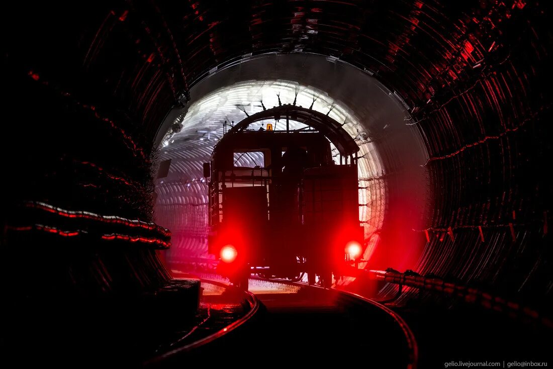 Перед входом в тоннель пассажирского поезда. Тоннель метрополитена. Поезд в тоннеле метро. Подземное метро. Квадратный тоннель метро.
