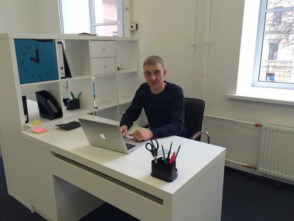 брокеры питера. брокер фондового рынка. трейдеры. рабочее место трейдера. кабинет брокера.