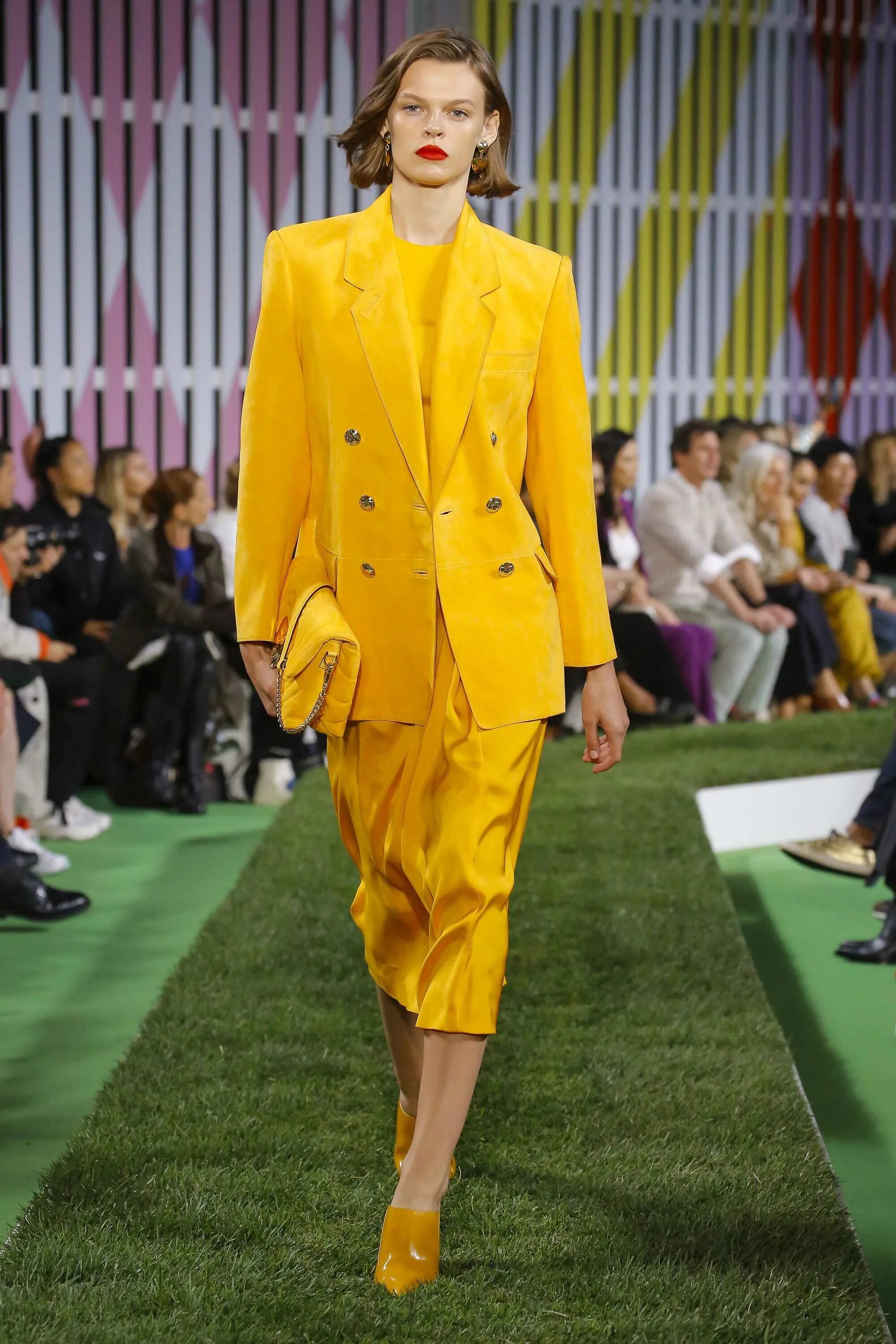 Эскада платья 2019. Жилеты 2023 модные тенденции. Элегантный образ. Alberta ferretti трикотаж 2019. Коллекция эскада 2019.