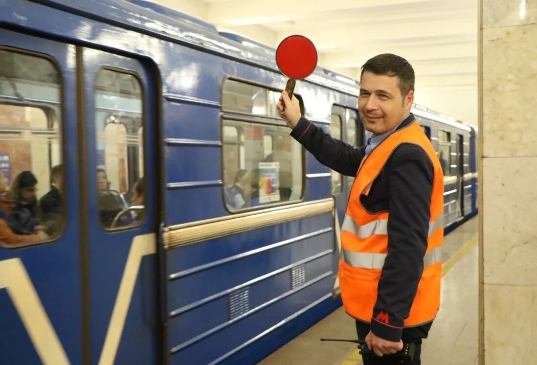 Персонал московского метрополитена. Нижегородское метро сотрудники. Дежурные по станции Московского метрополитена. Работник метро. Работники метрополитена.