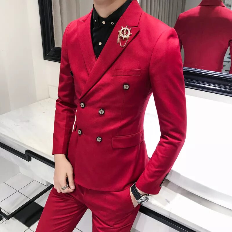 Красная мужская форма. Красный двубортный костюм. Красный пиджак мужской. Двубортный костюм мужской. Красный двубортный пиджак мужской.