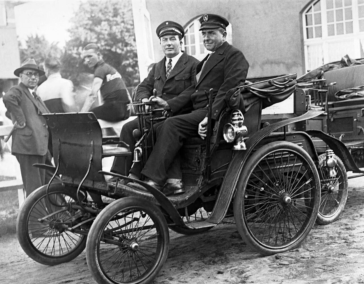 Первые серийные автомобили. Benz velo 1894. “Benz velo” 1894 года с клаксоном. Бенц Моторваген 1894.