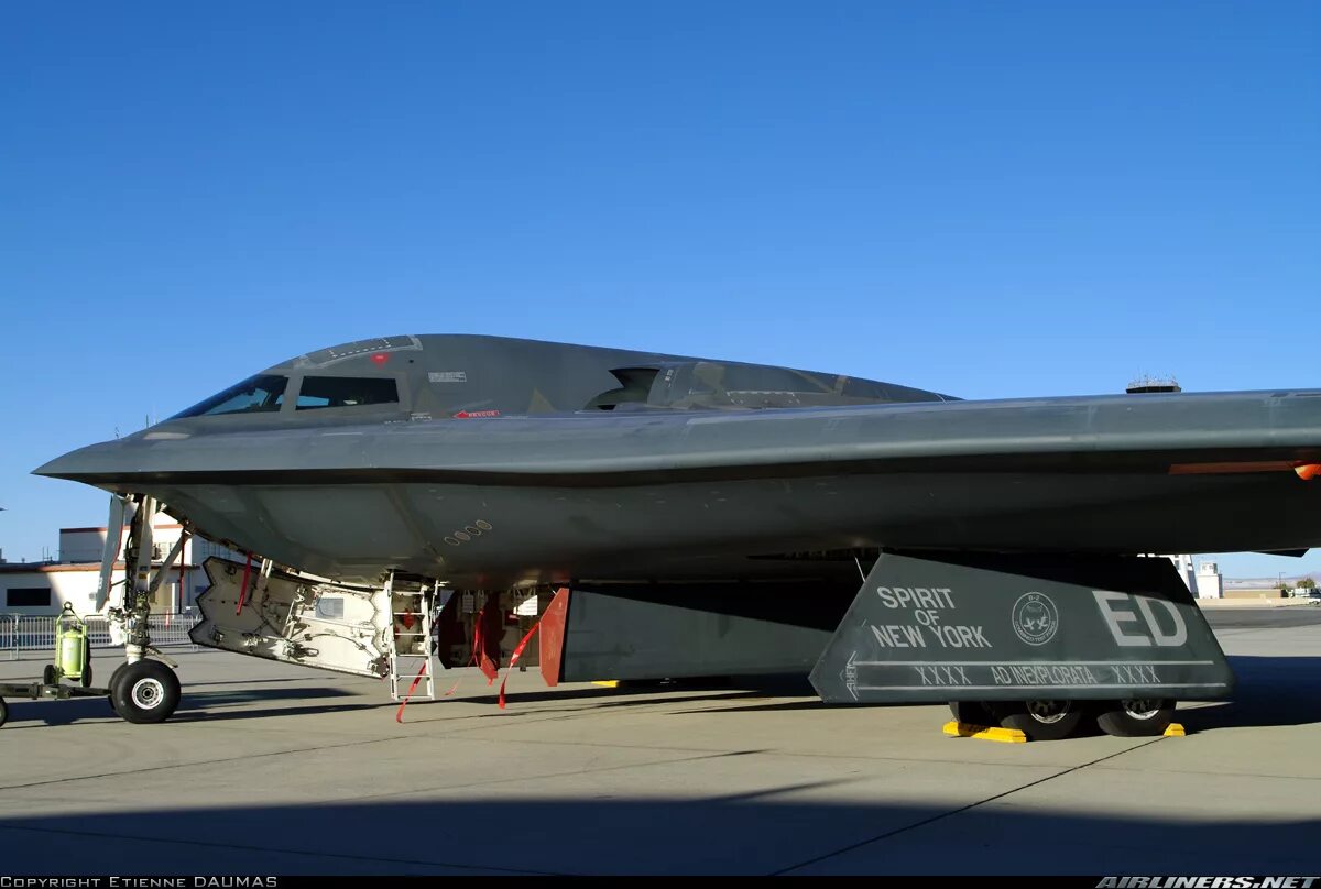 B 2 spirit характеристики. Стелс-бомбардировщик b-2. B-2 Spirit Stealth Bomber. B-2 Spirit кабина. Элерон у b2 Spirit.