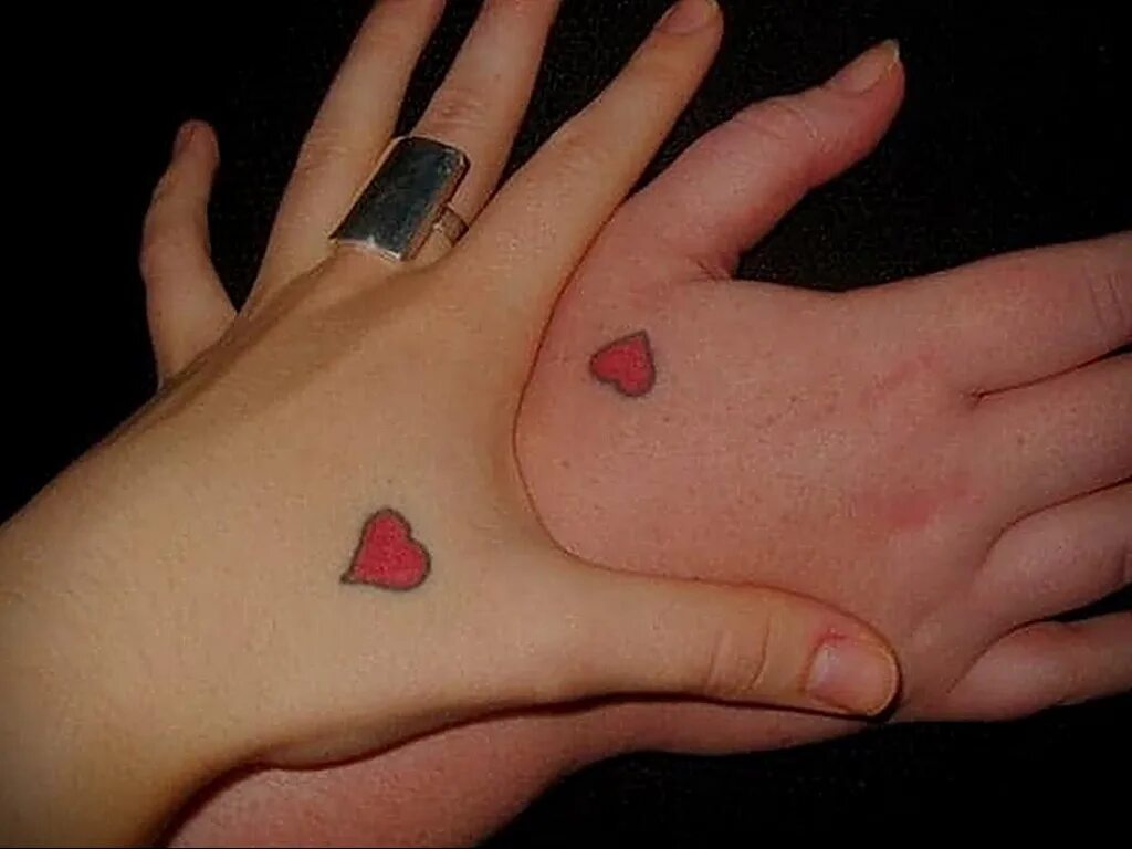 Маленькие тату на пальцах. Татуировка сердечко на пальце. Маникюр сердечки на ногтях. Сердце на большом пальце. Сердце на большом пальце.