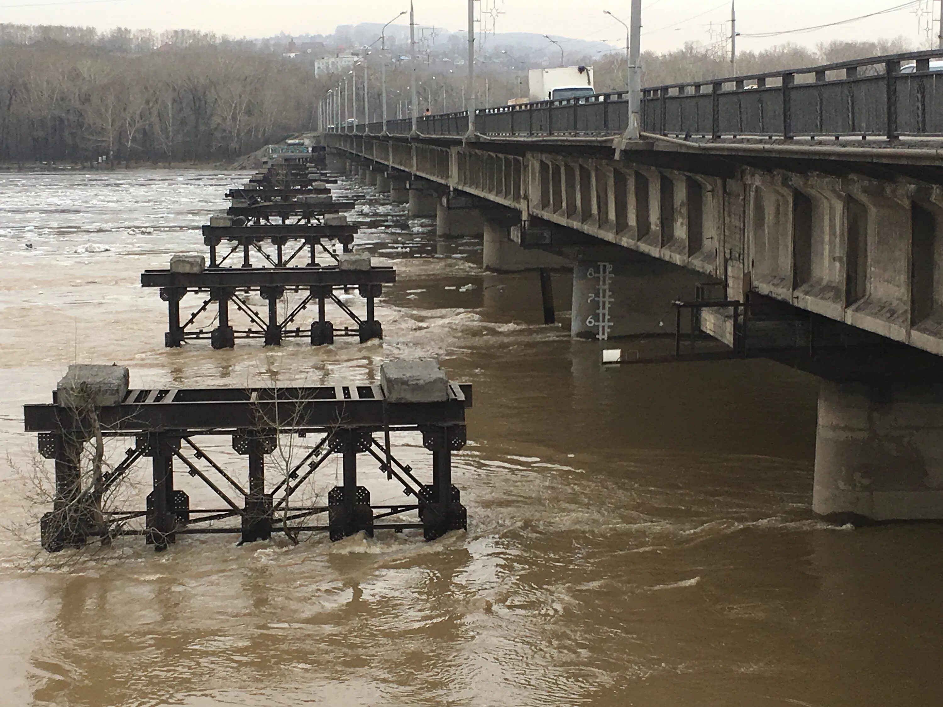 Веб камера кузнецкий мост новокузнецк уровень воды. Томь Новокузнецк. Кузнецкий мост Томь Новокузнецк. Веб камера Новокузнецк река Томь. Уровень воды река Томь в Новокузнецке.