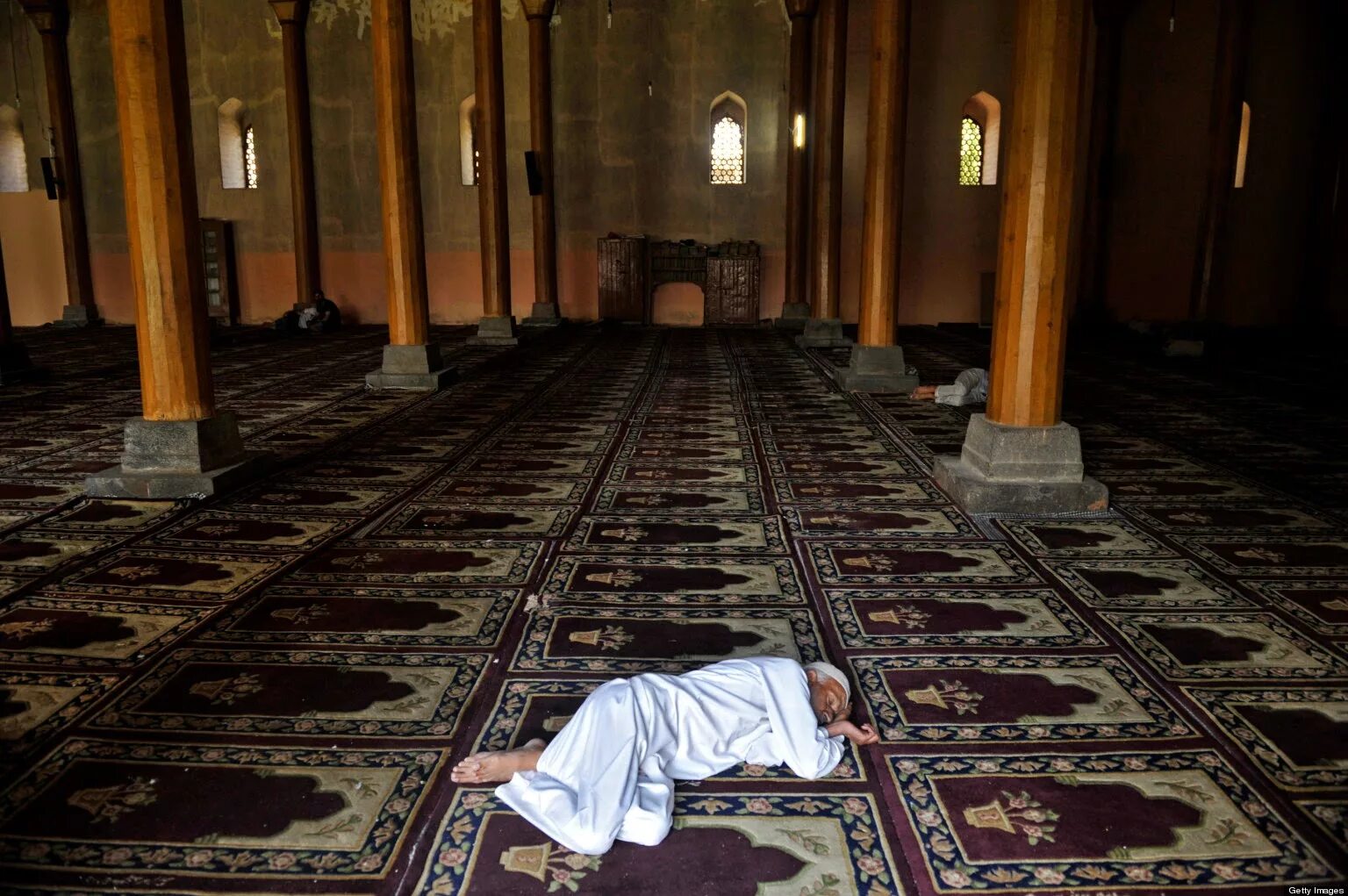 Можно ли спать женой в месяц рамадан. Мусульмане в мечети. Один в мечети.