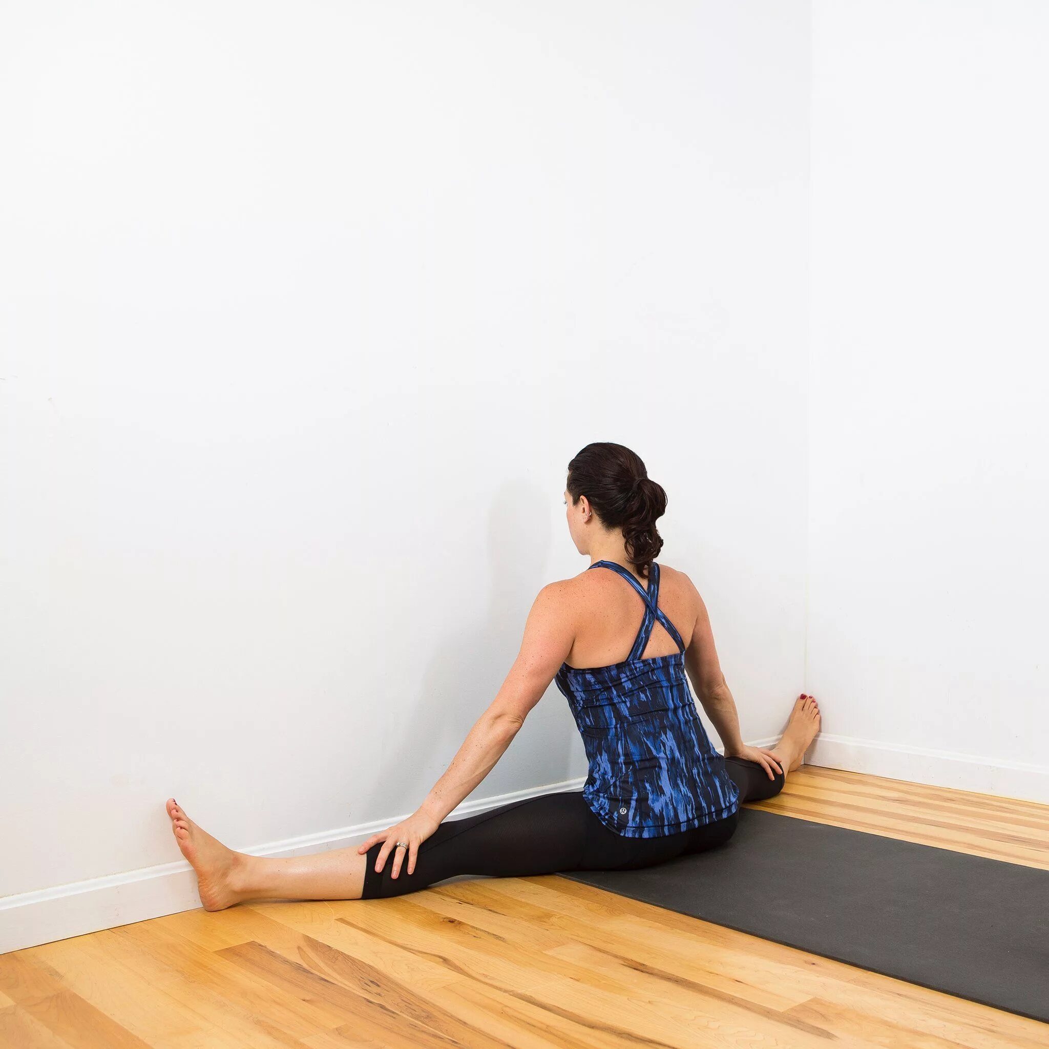 Wall stretches. Stretch calf. Наклон с опорой на стену. Йога у стены. Растяжка у стены.