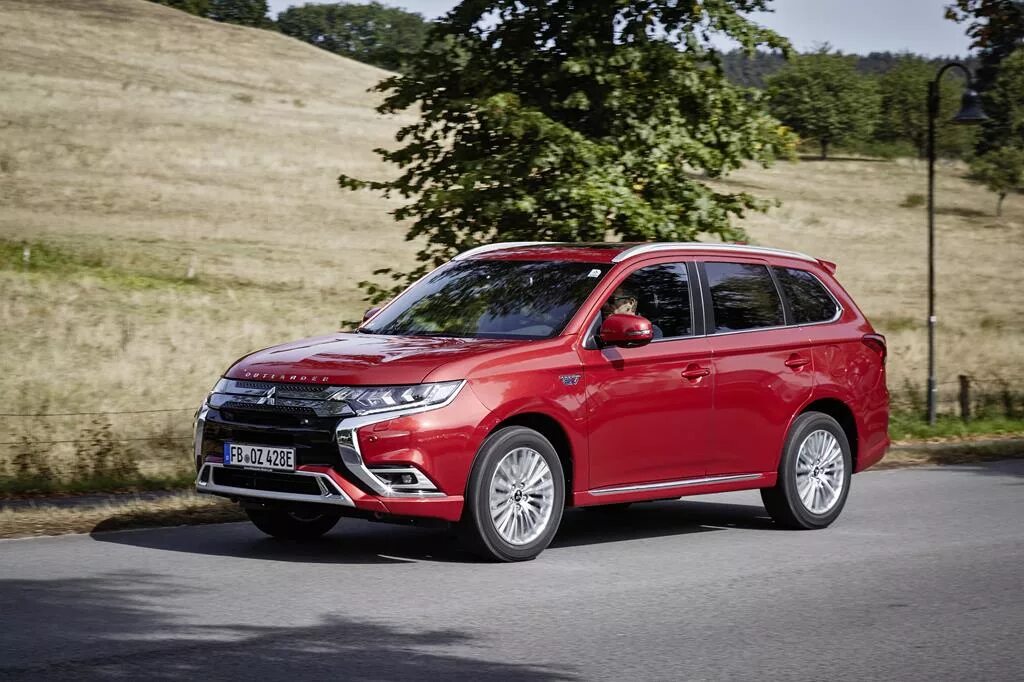 Outlander перевод. Mitsubishi Outlander (gf) 2012>. Мицубиси Аутлендер 2015. Mitsubishi Outlander PHEV 2022 красный. Mitsubishi Outlander PHEV 2021 красный.