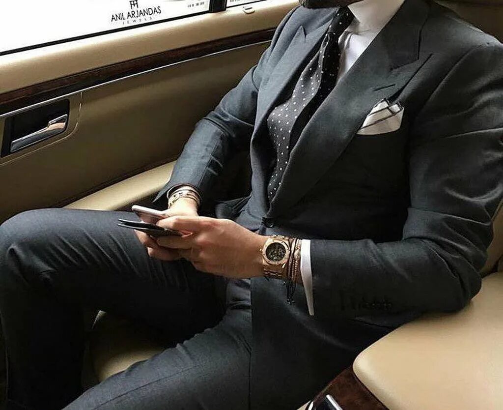 Строгий стиль мужской. Успешный миллионер. Красивый богатый мужчина. Мужская роскошь. Образ богатого мужчины.