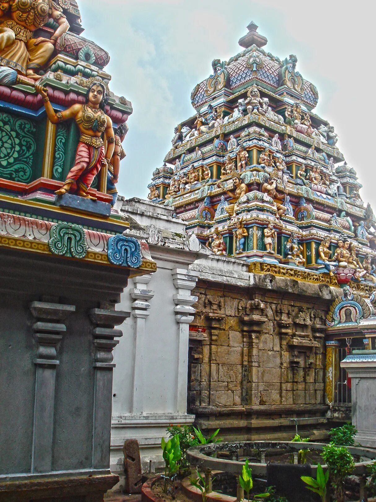 Церковь в шри ланке. Индуистский храм Шри Ланка. Храм Сита Амман Шри Ланка. Индуистский храм Матале. Храм Матале Шри Ланка.