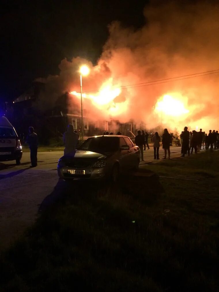 Пожар в Губкинском. Пожар в Губкинском сегодня ночью. Пожар в Губкинском вчера. Сгорел дом в Губкинском. Губкин горит дом