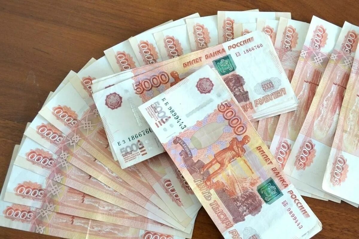 В размере 35 000 рублей. СТО тысяч рублей. 100 Тысяч рублей. Деньги рубли. 100 000 Рублей купюрами по 5000.