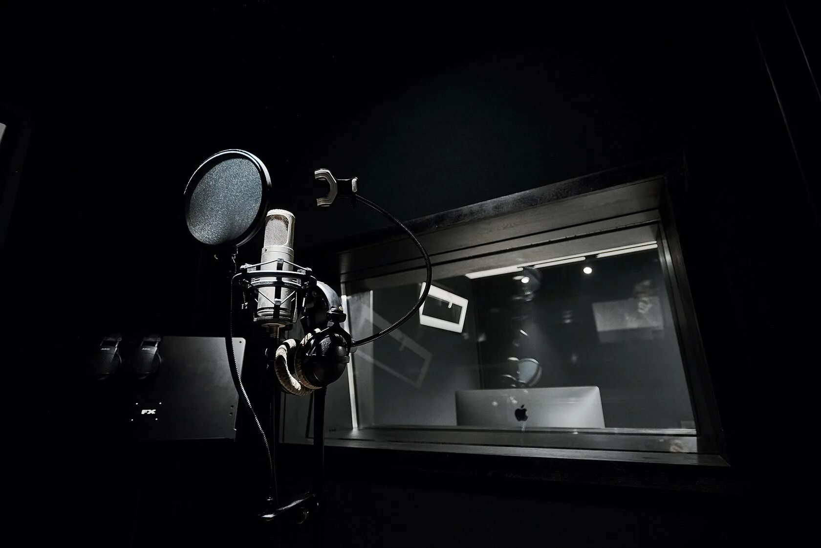 Студия звукозаписи Орехово-Зуево. Микрофон в студии. Студийный микрофон. Студийный микрофон для записи треков.