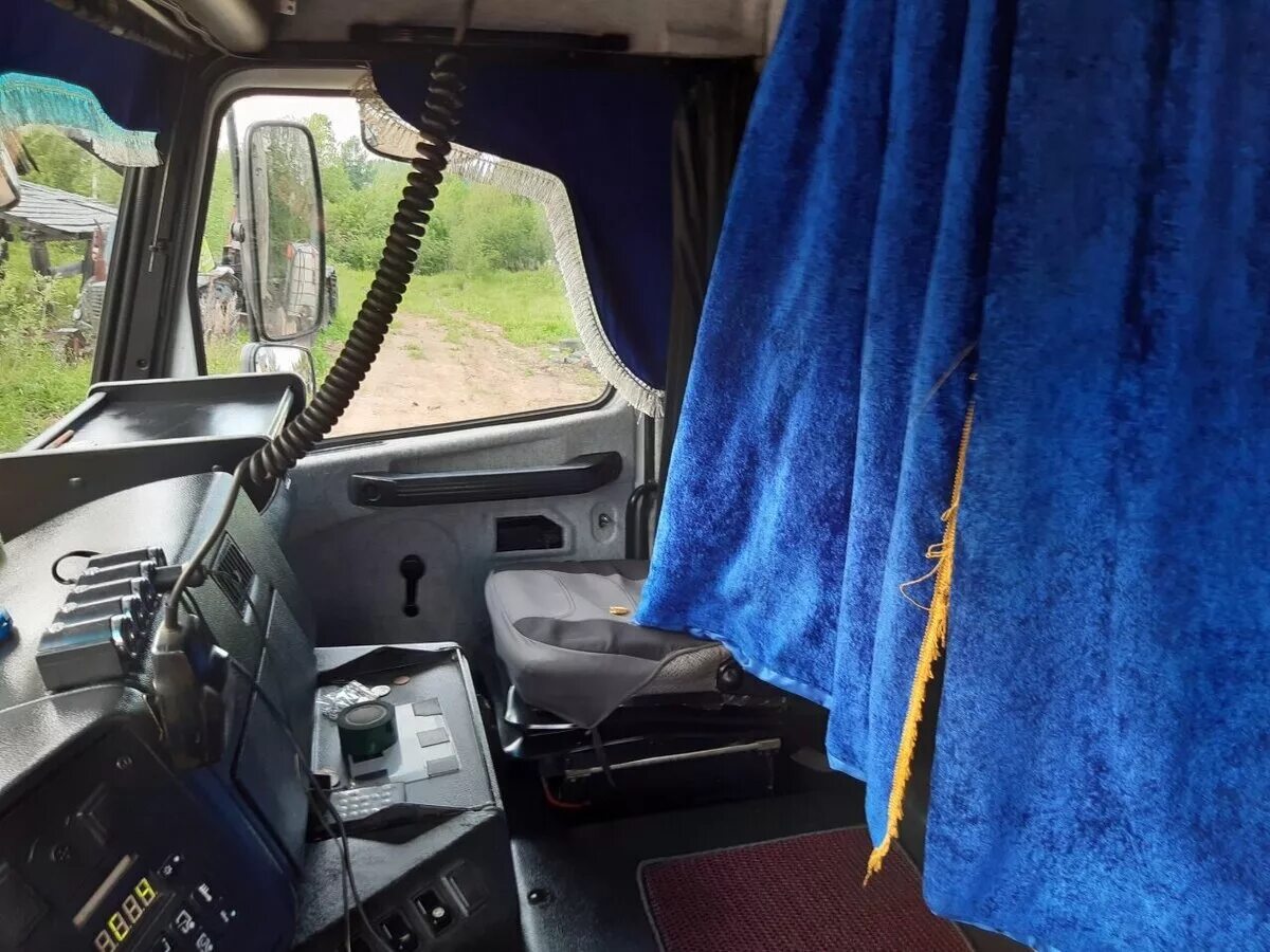 Кабина маз 6430. Маз 6430 кабина внутри. Приборная панель маз 6430. Маз 6430 салон кабины. Кабина маз 6430.