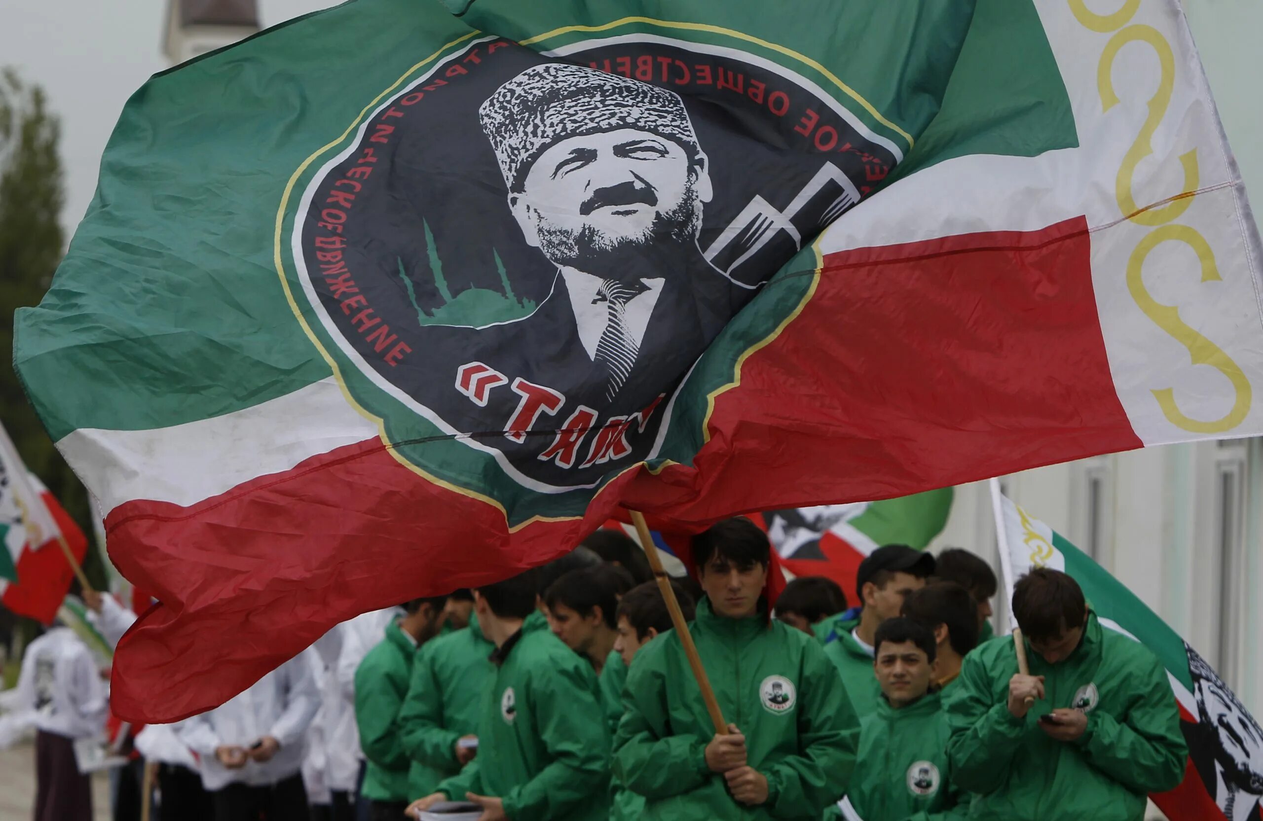 Флаг ЧРИ. Флаг Чечни Ахмат. Чеченский флаг с Ахматом Хаджи. Флаг Чечни Ахмат Хаджи.