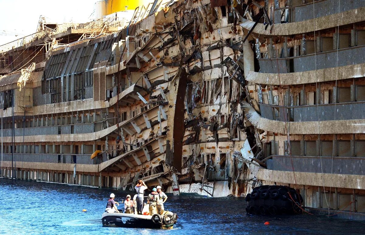 Потонувший лайнер. Крушение лайнера costa concordia. корабль коста конкордия. крушение лайнера costa concordia сейчас. затонувший лайнер costa concordia.